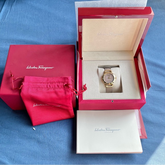 Salvatore Ferragamo Style Ladies Quartz Watch Pink Mother of Pearl Dial - Picture 1 of 17